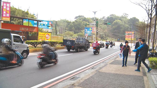 基隆市信义区微笑台北社区前四岔路口，在下班尖峰时段常塞车，市府年底前将增设车道纾解塞车问题。（陈彩玲摄）