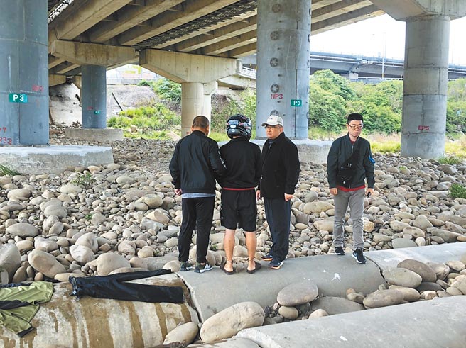 苗栗警分局干员逮获刘、谢2嫌后押往头屋大桥下后龙溪起赃。（苗栗警分局提供／谢明俊苗栗传真）