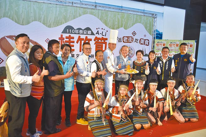 苗栗縣長徐耀昌與泰安鄉長劉美蘭等人12日共同推銷美味健康的桂竹筍。（謝明俊攝）