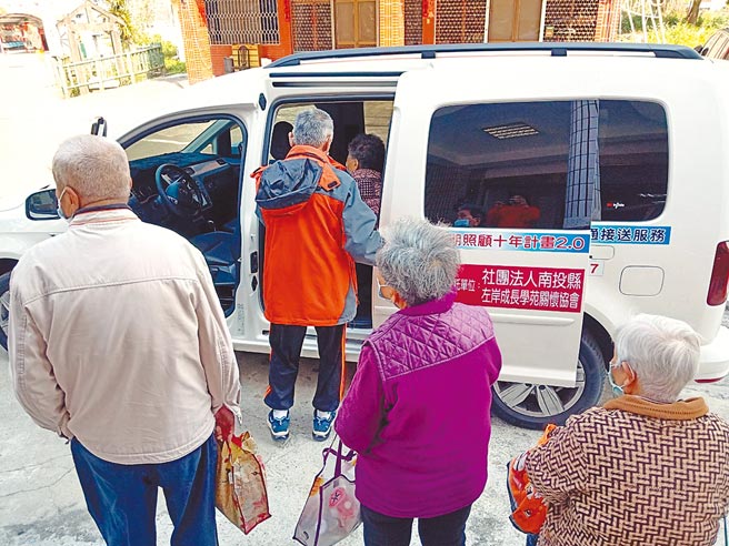 南投縣社區交通車，接送長輩到日照中心等處所。（南投縣政府提供／廖志晃南投傳真）