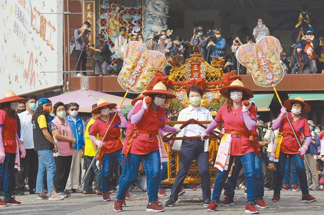 台中乐成宫「旱溪妈祖遶境十八庄祈安植福」，台中市长卢秀燕扶轿，展开为期22天的遶境活动。（冯惠宜摄）