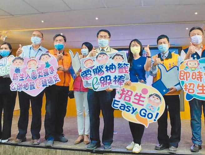 台南市2至5岁幼儿人数平均约6万人，但去年公立幼儿园核定招生数仅5600人，市府应设法提升平价及公共化幼儿园的供给量才行。图为台南市长黄伟哲（左四）率团队宣布，110学年度公立幼儿园入学将採用电脑线上抽籤。（洪荣志摄）