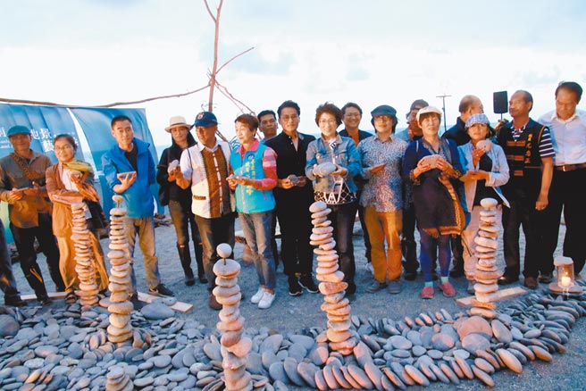 台东县政府在金崙海滩举行「南迴地景艺术季」启动仪式，与会者堆迭卵石，象徵凝聚眾人力量。（台东县政府提供／庄哲权台东传真）