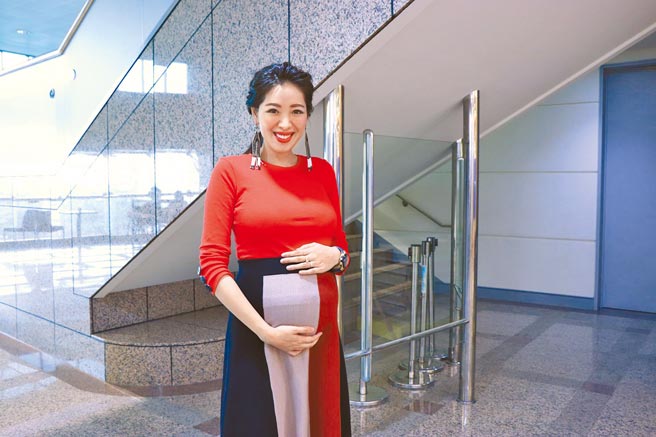 劉伊心近日錄影挺孕肚，四肢依舊纖細。（中天綜合台提供）