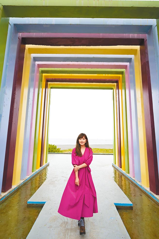 梁静茹日前到旗津彩虹教堂拍照打卡。（宽鱼国际/圆顶文化提供、服装提供：pennyblack）