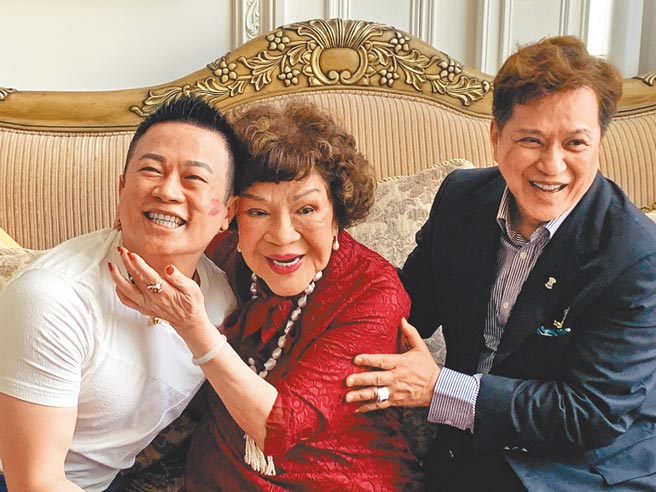 李朝永（右起）、周游除了多了狗女儿甜甜，还循古礼正式认乾儿子施冠伸。（周游提供）