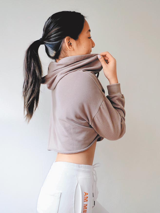 AM ME短版纯棉连帽上衣，1280元。 （AM ME提供）