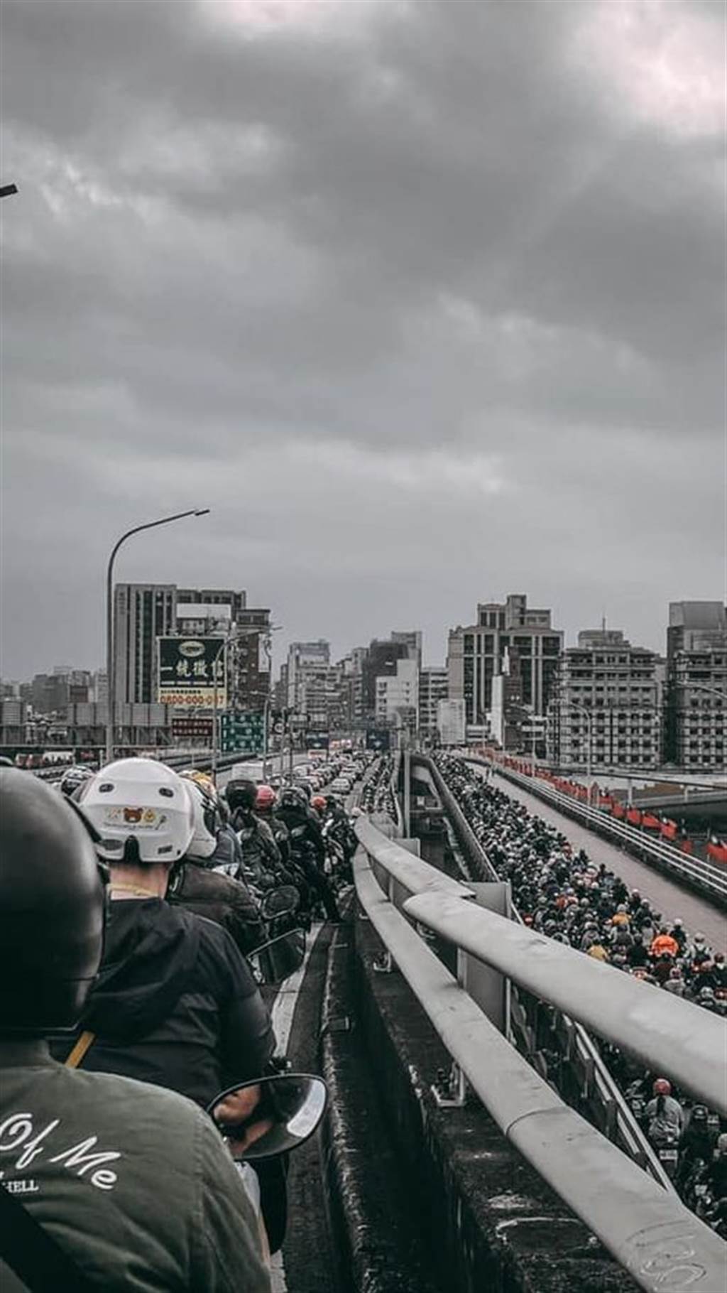 台北奇景 他po塞車第一視角 網友全看傻 根本大型停車場