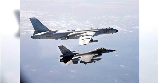 2020年2月28日／國防部10日表示，中共轟6等型機於上午10時許，經巴士海峽進入西太平洋後，循原航線飛返駐地，再次執行遠海長航訓練，國軍全程監偵掌握應處。國防部進一步說明，戒護中共轟6機的兵力，曾短暫踰越海峽中線，經我國空中偵巡戰機適切應對、攔截，並實施廣播驅離後，共機隨即飛返海峽中線以西空域。前為空軍F-16戰機監控共軍轟六照片。（圖／國防部提供）