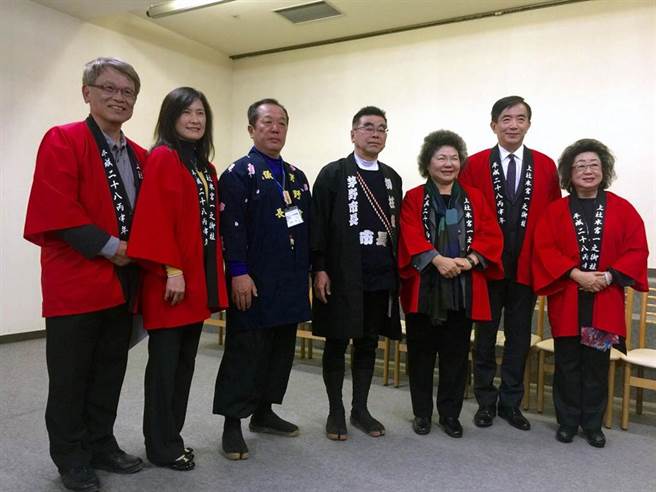 高雄氣爆案善款運用曾引發爭議。圖為2016年時任高雄市長陳菊與市府團隊。（圖／本報系資料照）