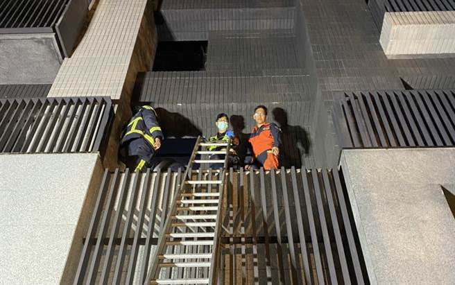 9惡煞擄人囚禁凌虐遇警攻堅，1名嫌犯竄逃後，從六樓跳樓，結果摔落在二樓陽台慘死。(戴志揚翻攝)
