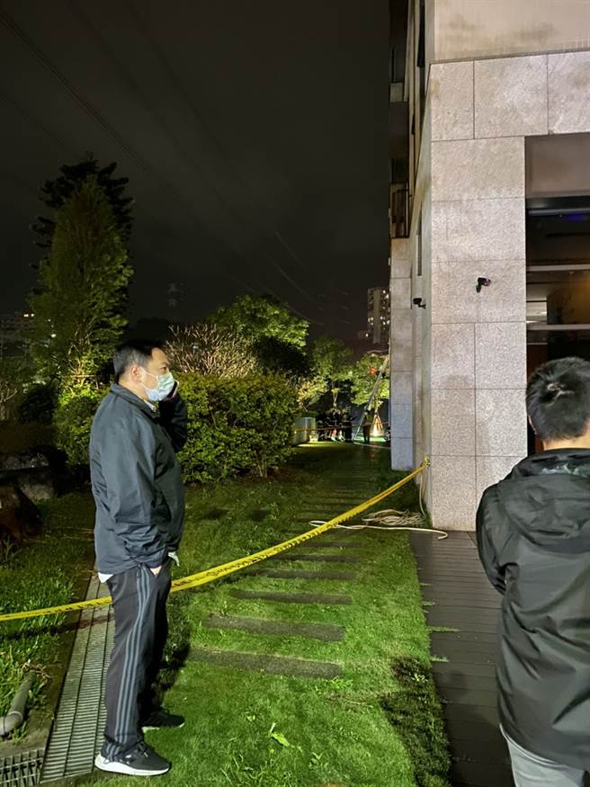 9惡煞擄人囚禁凌虐遇警攻堅，1名嫌犯竄逃後，從六樓跳樓，結果摔落在二樓陽台慘死。(戴志揚翻攝)
