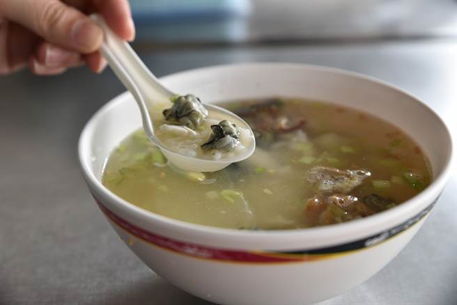 台南1名劳工下班时至1间传统咸粥店用餐出车祸，申请劳保职灾保险遭拒，告上法院后，法院认为当地人绕路吃传统早餐，其理由与路线皆合理，判劳保局败诉须给付保险。（示意图/Shutterstock提供）