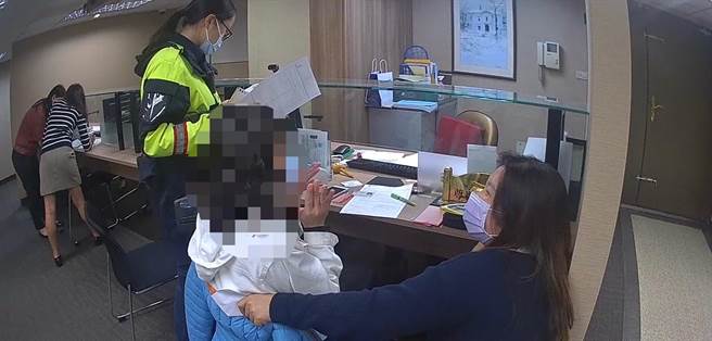 海山分局员警与银行行员劝阻蔡女匯款。（海山分局提供）