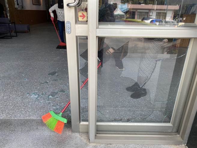 金门县政府今天上午传出遭民眾「砸门」，前栋大楼落地窗玻璃破碎一大块。（读者提供）