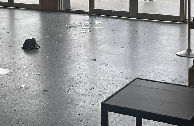 现场地上还有1顶疑为「凶器」的安全帽。（读者提供）