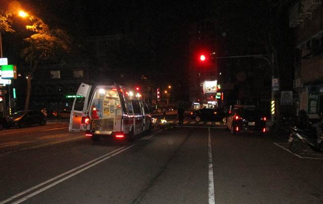 外送員深夜闖紅燈撞上BMW，送醫不治。（警方提供／陳淑芬台中傳真）