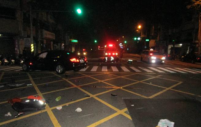 外送員深夜闖紅燈撞上BMW，送醫不治。（警方提供／陳淑芬台中傳真）