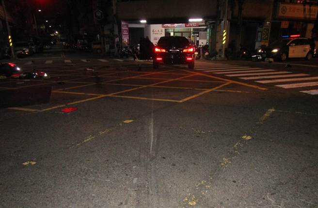 外送員深夜闖紅燈撞上BMW，送醫不治。（警方提供／陳淑芬台中傳真）