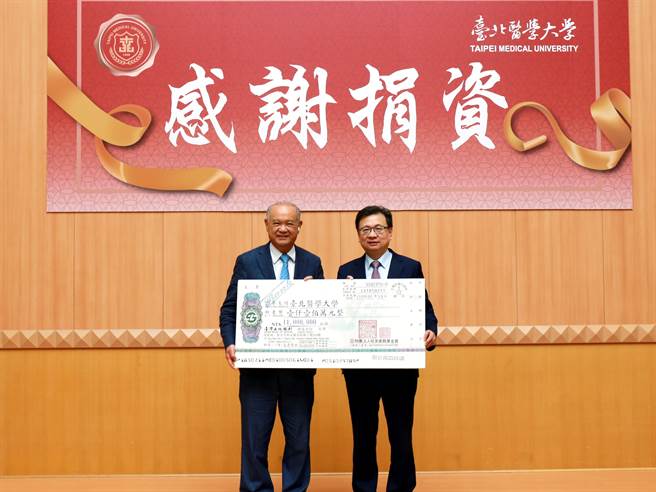 合环建设机构总裁黄正胜（左）慨捐千万给北医大体系，北医大校长林建煌（右）颁奖感谢他的抛砖引玉。（北医大提供／林志成台北传真）