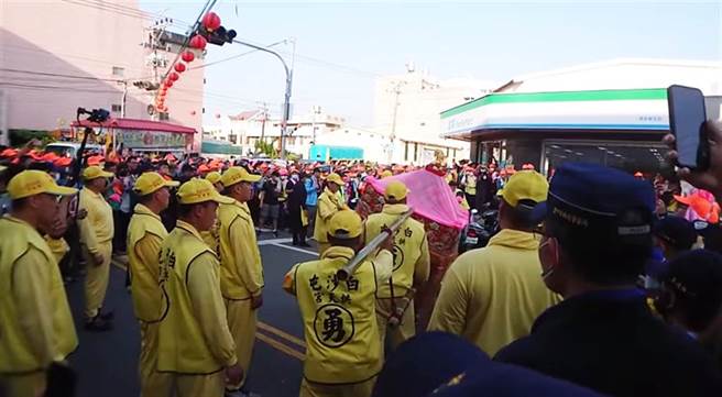 妈祖的銮轿究竟会不会自己动，说法眾说纷纭，对此有网友表示，宗教主要是让信眾得到心灵上的慰藉，只要不假藉神明做违背良心的事，是真是假都不重要。（图／翻摄自白沙屯妈祖网路电视台YouTube）