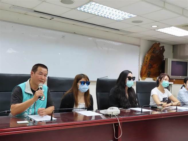 秀朗診所院長林義雄因勞資糾紛，且偽造病歷詐領健保，診所員工無法忍受，去年在議員陪同下出面開記者會踢爆林的惡行。（本報資料照片）