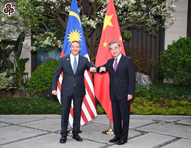 日媒稱中國面對面外交在東南亞超過美日印澳總和。圖為4月1日中國國務委員兼外長王毅在福建南平會晤馬來西亞外長希沙姆丁。（新華社）