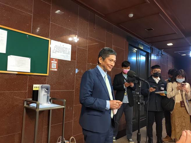 教育及文化委員會今(14)日針對公廣集團發展概況召開委員會前，文化部長李永得也對《公媒法》修法困境指出2大問題。（王寶兒攝）
