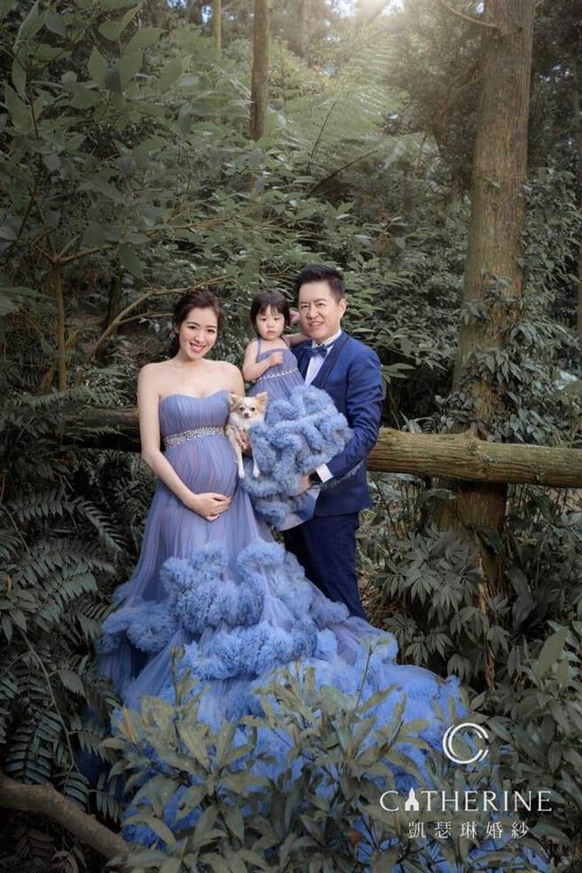 劉伊心幸福全家福。（凱瑟琳婚紗提供）