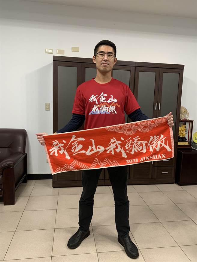 參加民眾完賽即送運動毛巾和獎牌。（金山區公所提供）