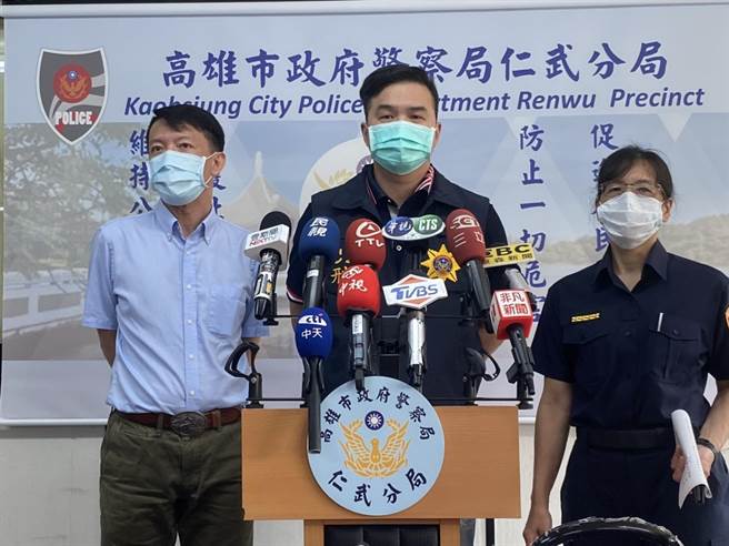 高市仁武警分局侦查队长翁士闵（中）表示，全案至少还有3名嫌犯及2部汽车尚未查获，警方持续侦办中。（林雅惠摄）