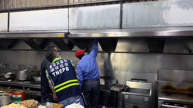 今年7月1日起，新設餐廳營業面積1000平方公尺以上或座位數300個以上的餐廳，均須裝設集氣系統及油煙處理設備，台南市政府環保局將陸續派員巡查與輔導。（環保局提供／洪榮志台南傳真）