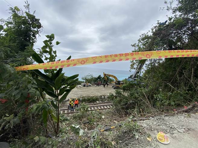 台铁局将于16日中午12点半将在太鲁阁号事故现场举行法会，预计安排40位法师及信徒联合洒净、超渡。 （罗亦晽摄）