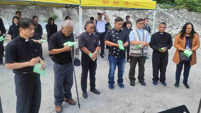 来自全国各县市的牧师30人，昨天下午到事故现场替罹难者祝祷追思。（民眾提供／罗亦晽花莲传真）