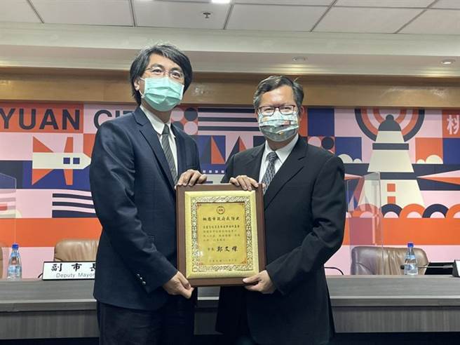 （台塑企業暨王長庚公益信託獲桃園市政府邀請參加14日(三)「桃園市表揚社會福利公益奉獻頒獎典禮」，由台塑企業總管理處王秉琛組長代表出席，接受桃園市長鄭文燦頒贈感謝牌。圖：台塑企業提供）
