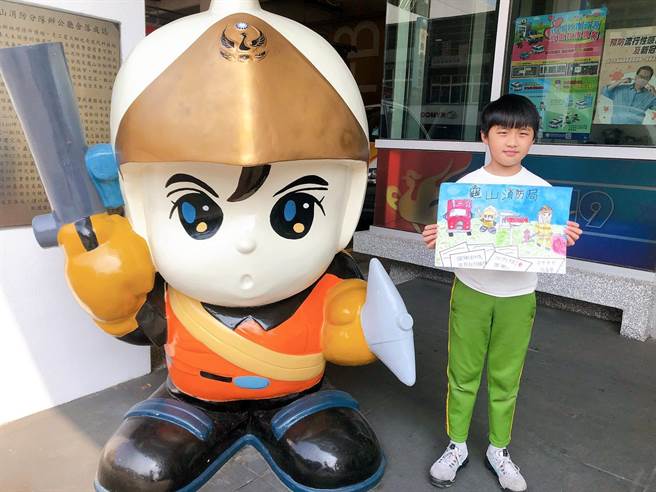 桃園市龜山消防分隊在門口設置滅火器信箱，不少小朋友喜歡跟它合照，更甚至有小朋友透過家長郵寄，或者親送畫作給消防員加油打氣。（龜山消防分隊提供／賴佑維桃園傳真）