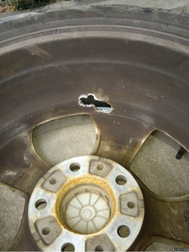 另名網友也在去年發現爆胎時，輪框也破了大洞。（圖／翻攝自MOBILE論壇）