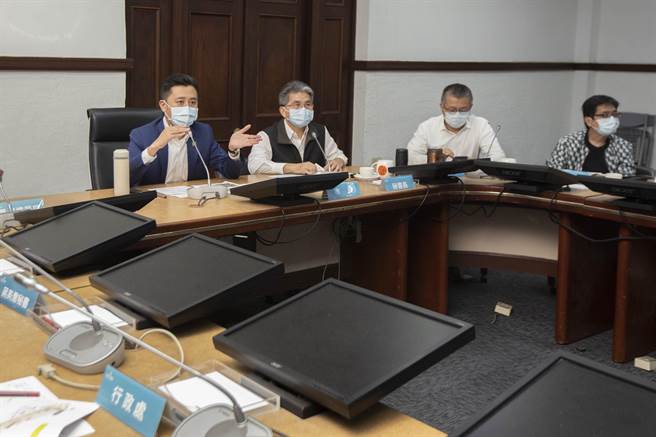 科管局簡報竹科X產業園區第1棟軟體大樓，市長林智堅（左）與科管局副局長陳淑珠交流意見。（市府提供／羅浚濱新竹傳真）