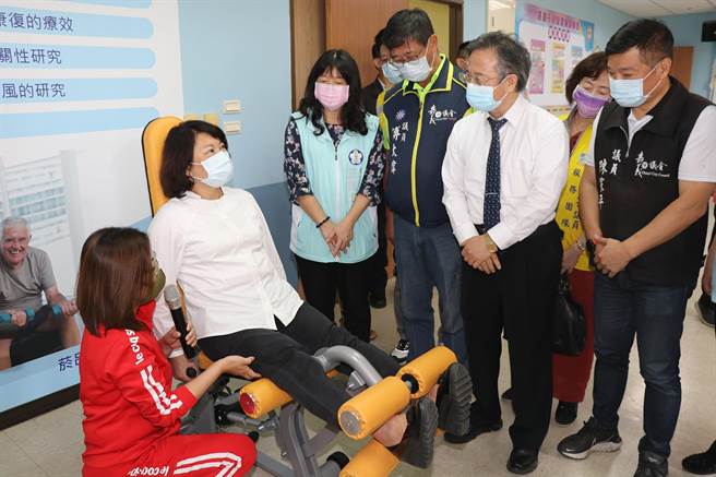 嘉义市长黄敏惠体验运动器材。（嘉义市政府提供）