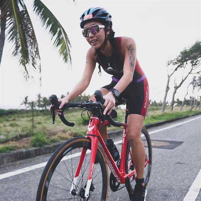 Cindy 于 2020 年 CT 骑车奔驰于赛道上。图片来源：Challenge Taiwan