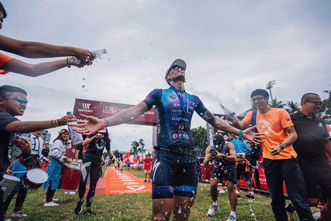 谢升谚在抵达终点后接受工作人员的欢呼及庆祝。图片来源：Challenge Taiwan