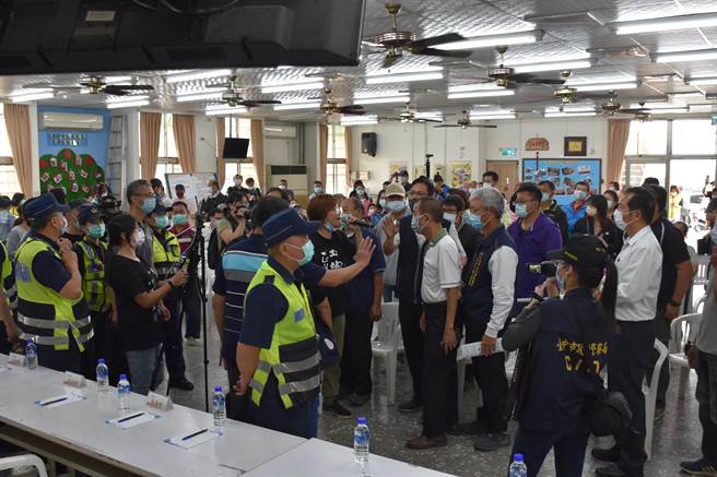 台中市府地政局举办「变更乌日都市计画」公展前座谈会，有民眾到场抗议，引发争执。（民眾提供／陈淑芬台中传真）