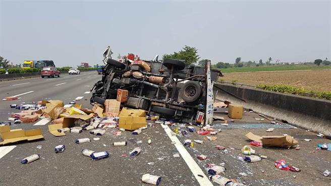 国道一号中山高嘉义水上段北上近272公里，14日中午12点多发生一起货车疑似高速自撞路间护栏翻覆意外。（读者提供∕吕妍庭嘉义传真）
