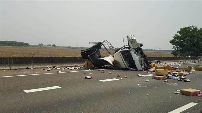 国道一号中山高嘉义水上段北上近272公里，14日中午12点多发生一起货车疑似高速自撞路间护栏翻覆意外。（读者提供∕吕妍庭嘉义传真）