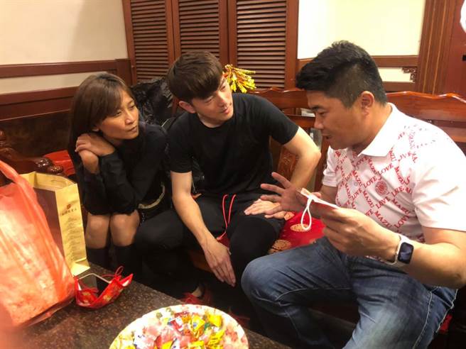 顏寬恒和宥勝夫妻見面畫面。(取自顏寬恒臉書)