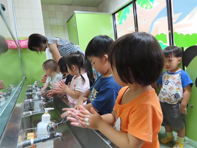 台中市北区一所幼儿园出现7名幼童疑食物中毒，送医确诊病毒性肠胃炎。图为教育局宣导各级学校学生勤洗手。（本报资料照片）