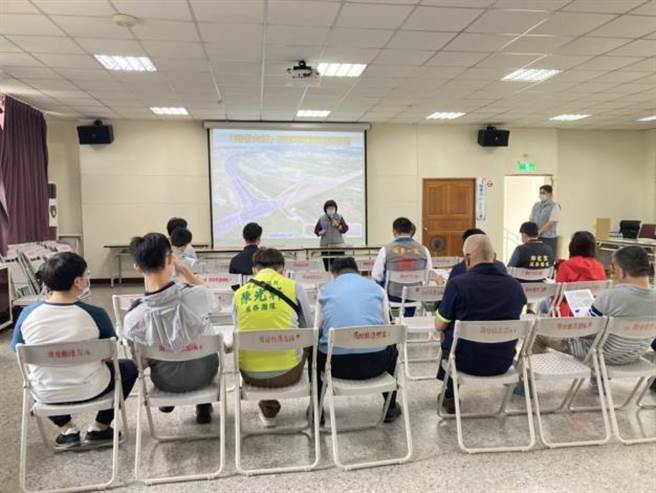 苗栗县政府进行头份大桥安全改善及限制重车行驶说明会。（苗栗县政府提供／谢明俊苗栗传真）