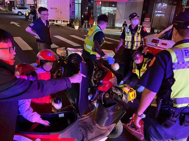 有网友PO文表示朋友12日晚间骑机车载小朋友，与轿车发生车祸，大人与小孩皆受伤，但轿车驾驶肇事逃逸。（截自脸书社团《爆废1公社》影片）