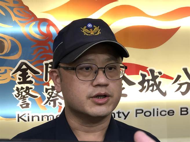 金门警方说明案情，下午将依刑法毁损公物罪现行犯移送侦办。（李金生摄）