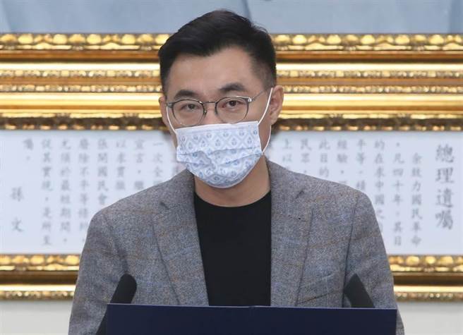 国民党主席江启臣14日主持国民党中常会时发言表示，针对日本决定将福岛核电厂废排入海中水，外交部没有表达抗议表示遗憾，民进党一向以反核为核心价值，面对核灾废水排放却软弱退让，不但是双重标准更牺牲过国渔民的权益。江启臣进进一步表示，要表达国民党反对日本将福岛核灾废水排入海中的严正立场。（郑任南摄）
